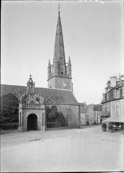 Clocher et portail latéral