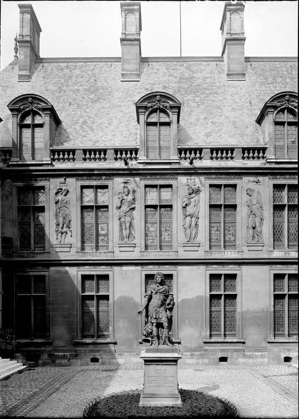 Cour intérieure avec la statue de Louis XIV