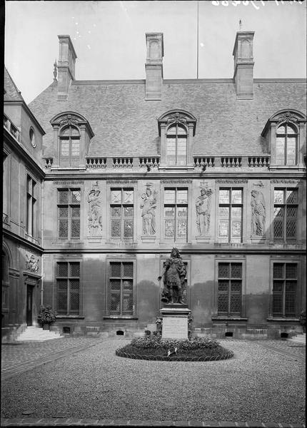 Cour intérieure avec la statue de Louis XIV