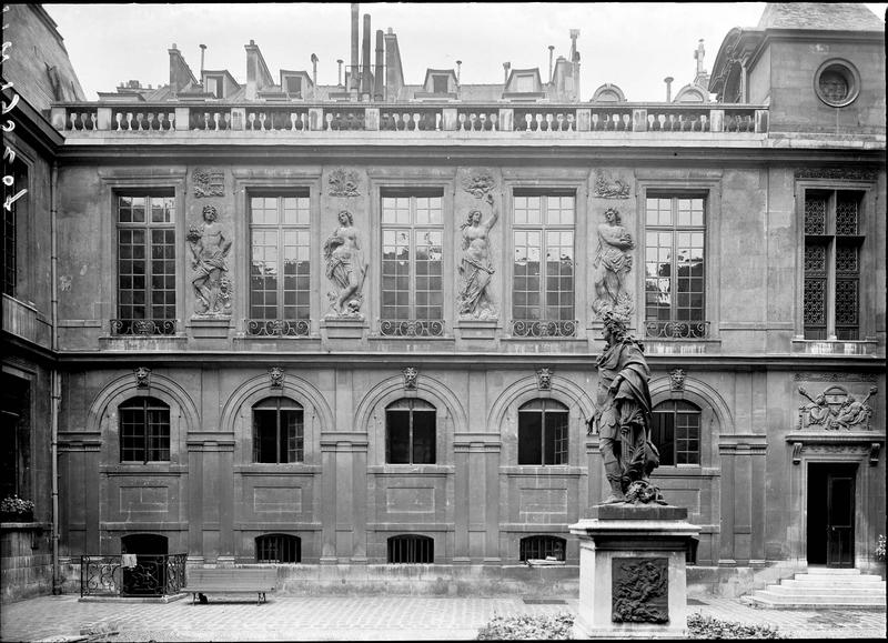 Cour intérieure : façade principale du corps de logis avec les bas-reliefs des Saisons