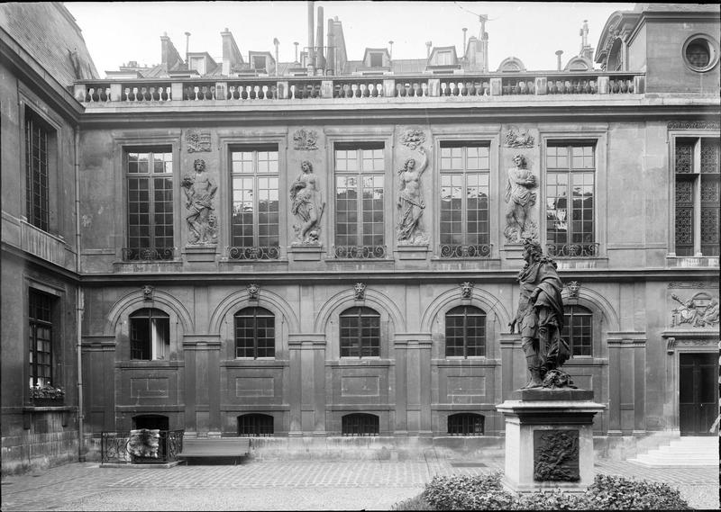 Cour intérieure : façade principale du corps de logis avec les bas-reliefs des Saisons