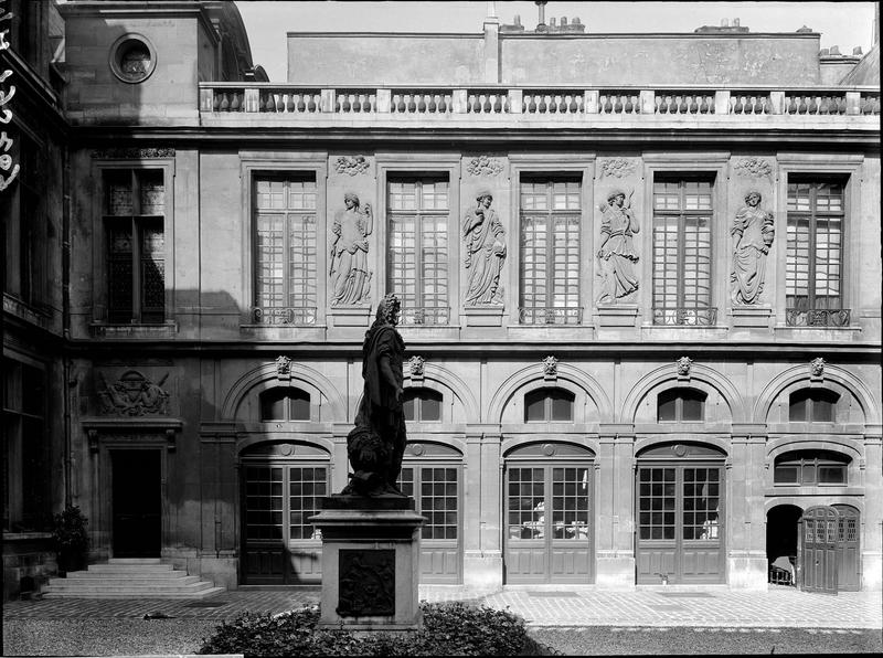 Cour intérieure : façade avec les bas-reliefs des Quatre-éléments