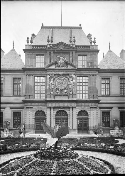 Pavillon des Drapiers avec sculptures et armoiries de la Ville de Paris