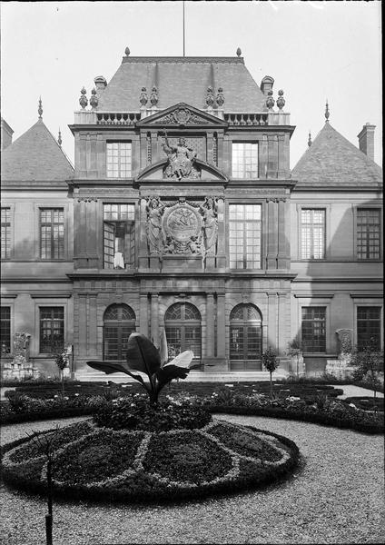 Pavillon des Drapiers avec sculptures et armoiries de la Ville de Paris