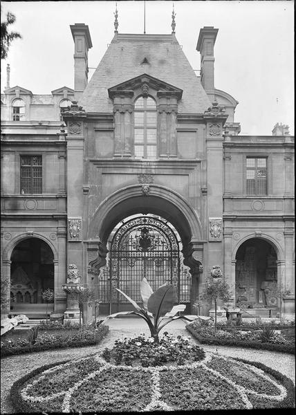 Façade sur jardin à la française et grille en fer forgé