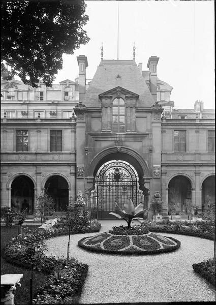 Façade sur jardin à la française et grille en fer forgé