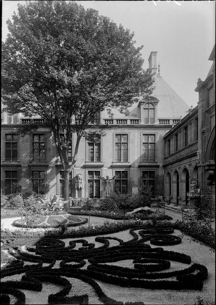 Jardin avec statue en plomb doré de la Victoire