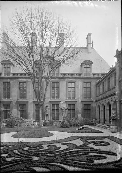 Jardin avec statue en plomb doré de la Victoire