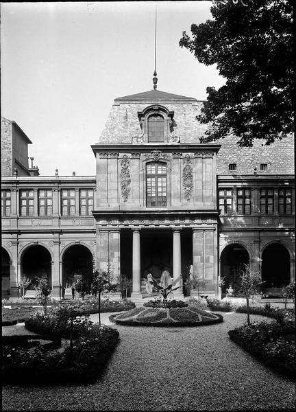 Pavillon sur jardin dit de Choiseul, avec un portail à colonnes