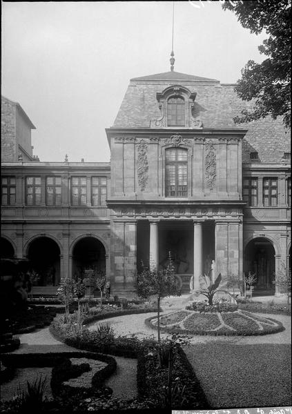 Pavillon sur jardin dit de Choiseul, avec un portail à colonnes