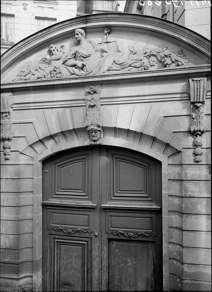 Façade sur rue : portail surmonté d'une figure de la Justice