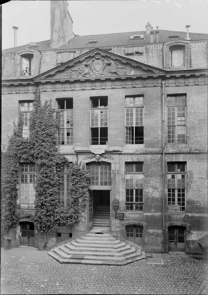 Façade : fronton sculpté