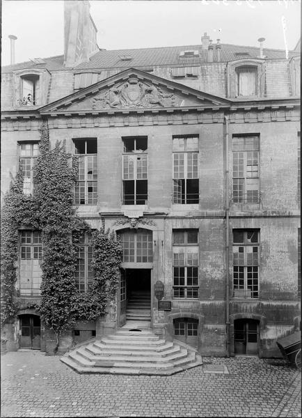 Façade : fronton sculpté