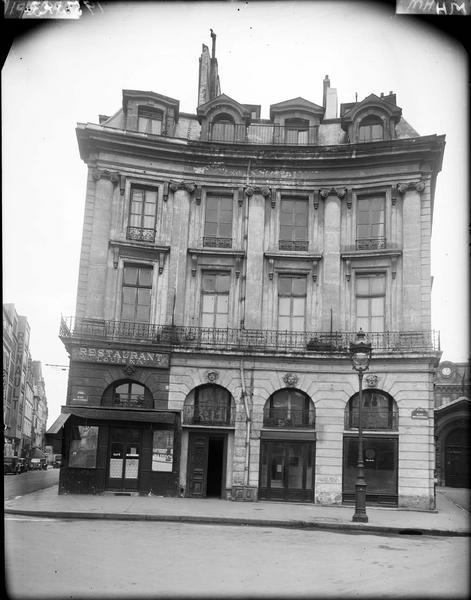 Façade donnant sur la place des Victoires