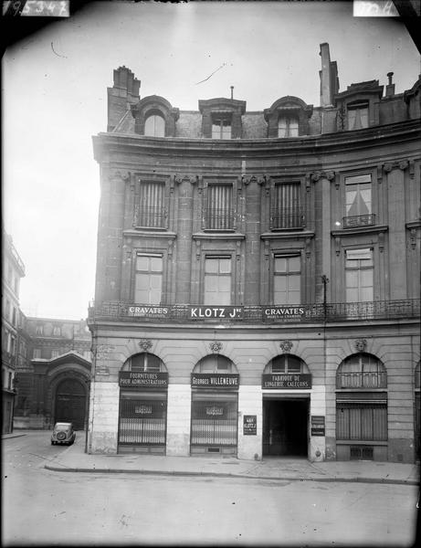 Façade donnant sur la place des Victoires