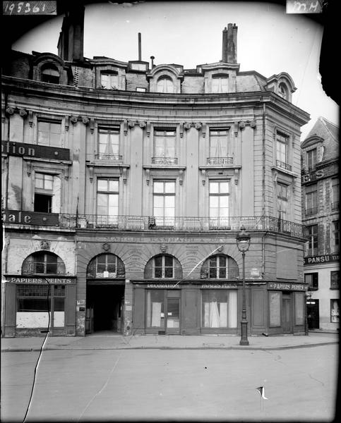 Façade donnant sur la place des Victoires