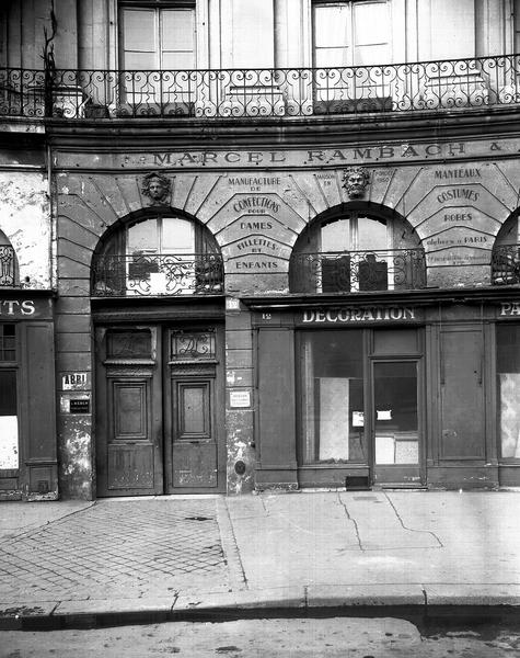 Façade donnant sur la place des Victoires