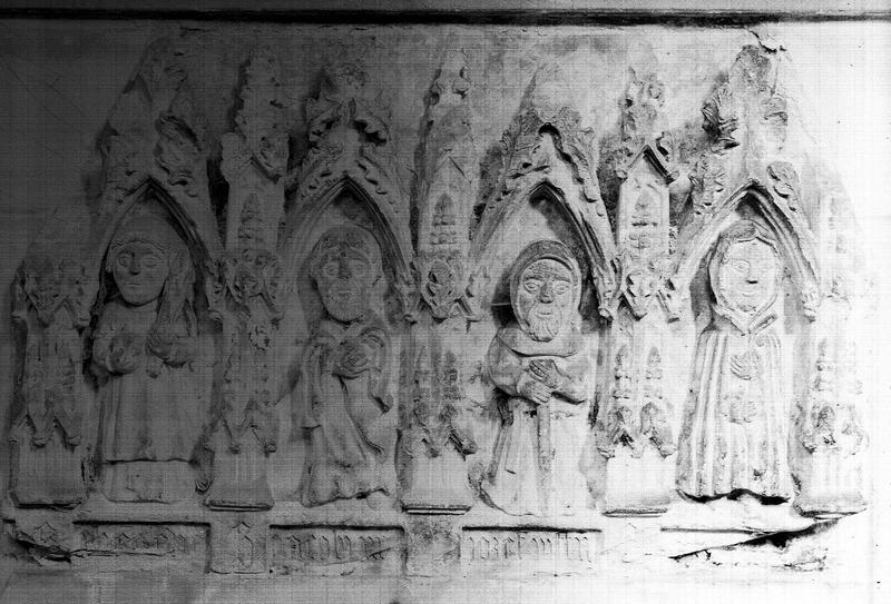 Fragment de tombeau en pierre : quatre figures de saints - © Ministère de la Culture (France), Médiathèque du patrimoine et de la photographie, diffusion RMN-GP