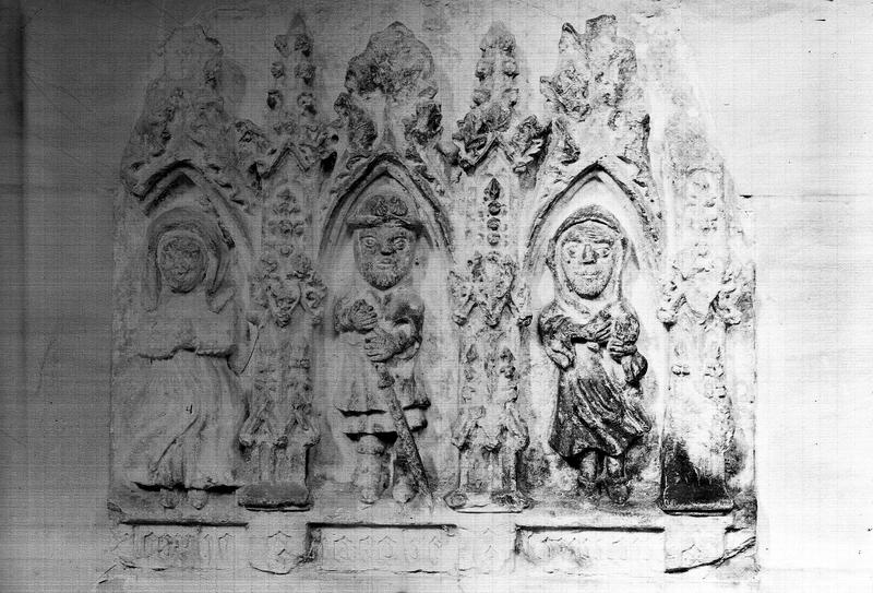 Fragment de tombeau en pierre : sainte Marie Cléophas, saint Jacques le majeur et saint Simon - © Ministère de la Culture (France), Médiathèque du patrimoine et de la photographie, diffusion RMN-GP