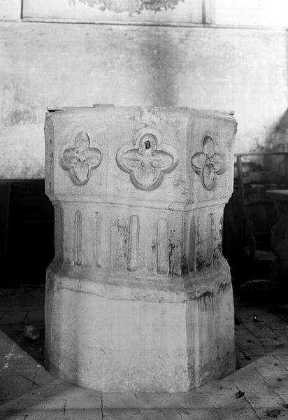 Fonts baptismaux en pierre sculptée