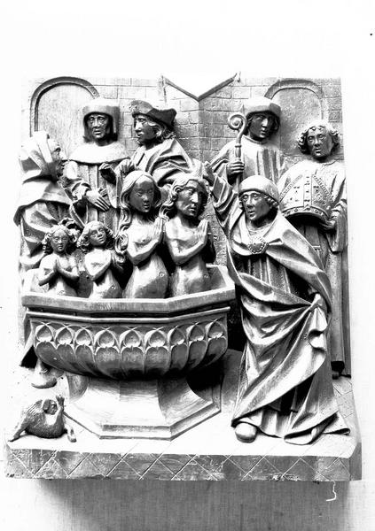 Bas-relief en bois avec une scène de la vie de saint Eustache : baptême du saint et de sa famille