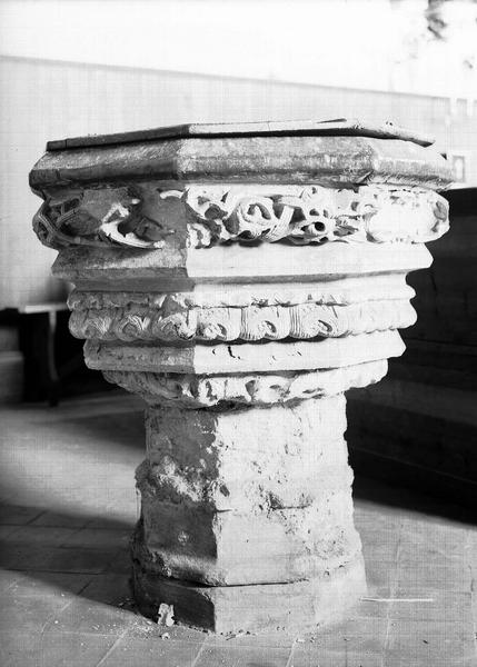 Fonts baptismaux en pierre sculptée - © Ministère de la Culture (France), Médiathèque du patrimoine et de la photographie, diffusion RMN-GP
