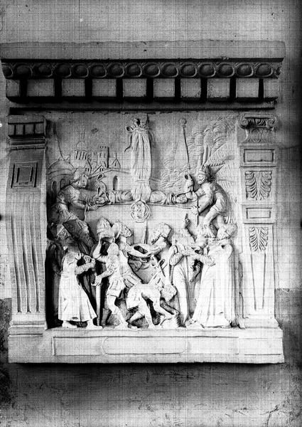 Bas-relief en pierre provenant d'un retable : crucifixion de saint Pierre