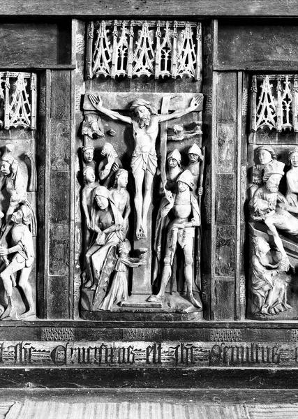 Bas-relief en albâtre encastré dans le tombeau du maître-autel, partie centrale : Crucifixion