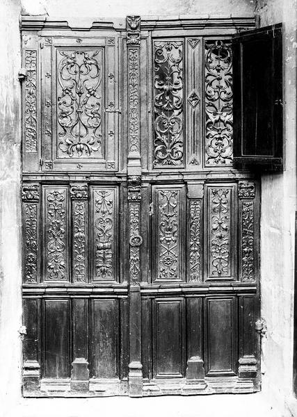 Porte latérale du choeur en bois sculpté