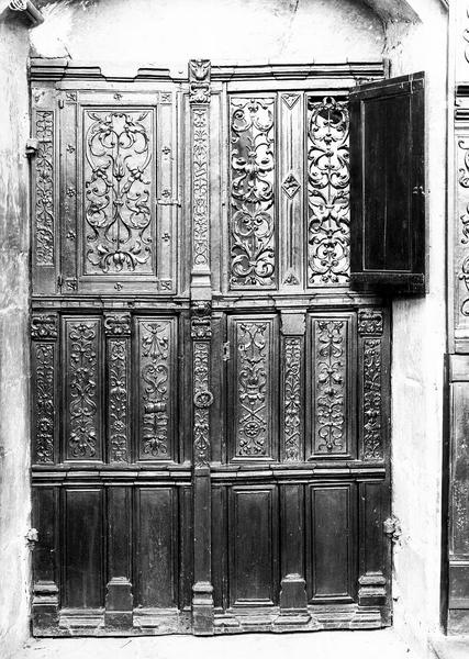 Porte latérale du choeur en bois sculpté