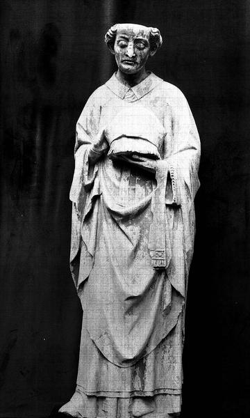 Statue en pierre provenant du portail de la façade ouest : saint Nicaise