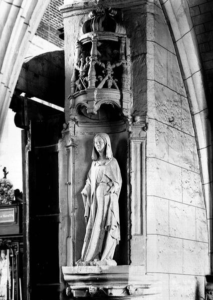 Statue sous un dais : figure féminine