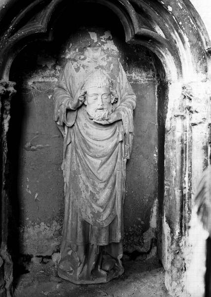 Statue en pierre autrefois peinte du transept nord : saint Denis portant sa tête