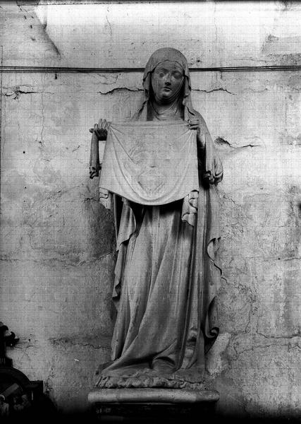 Statue en pierre : sainte Véronique tenant le saint Suaire