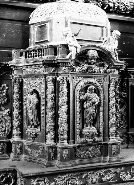 Tabernacle du maître-autel, en bois sculpté