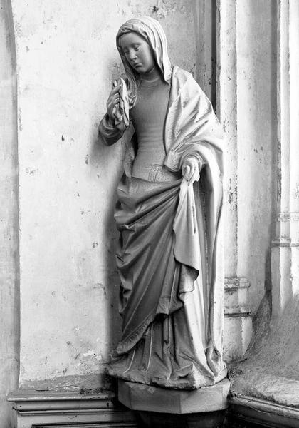 Statue en pierre : sainte Femme