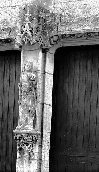 Portail de la façade ouest. Statue du trumeau : Vierge à l'Enfant