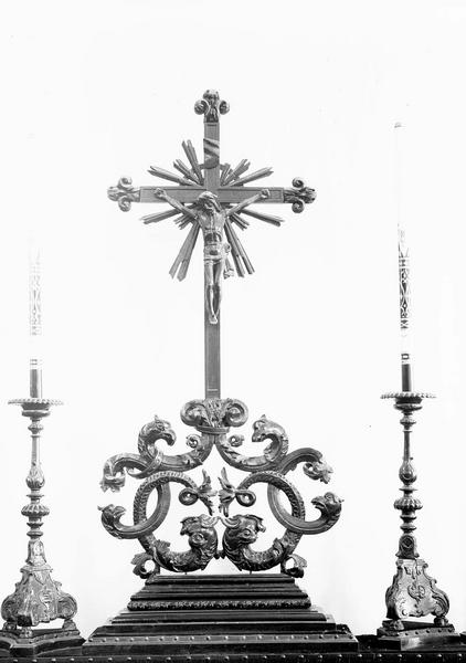 Croix et 2 chandeliers d'autel