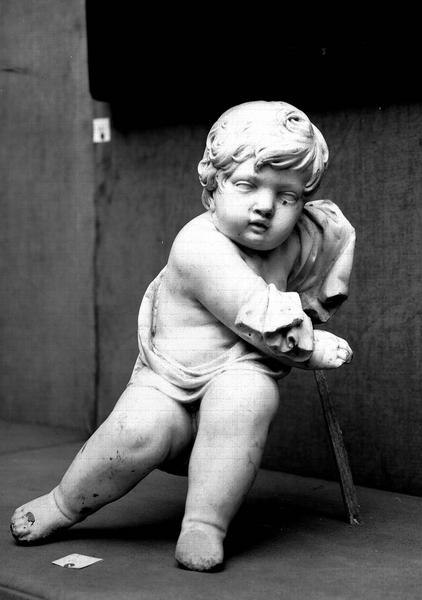 Statuette en marbre provenant du tombeau de Robert le Roux de Tilly : putti