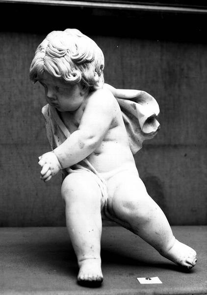 Statuette en marbre provenant du tombeau de Robert le Roux de Tilly : putti