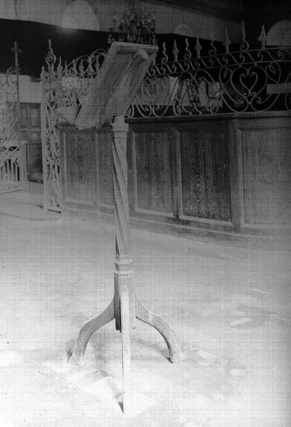 Lutrin à colonne torse, en bois sculpté