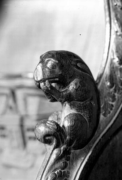 Stalle en bois sculpté provenant de l'ancienne abbaye de la Noë : appuie-main de parclose