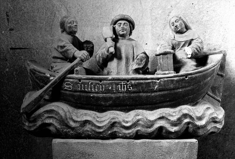 Groupe sculpté en pierre : la barque de saint Julien l'Hospitalier