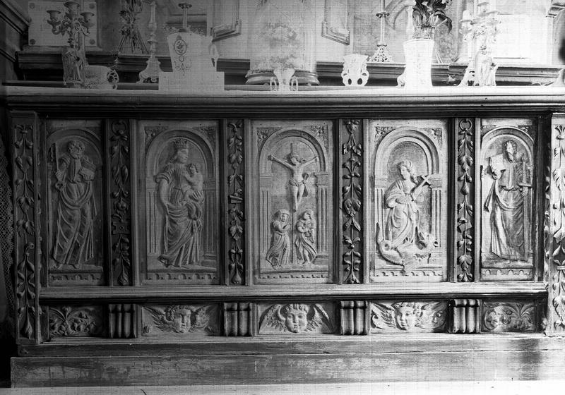 Panneaux en bois sculpté sur le devant de l'autel latéral nord : saint Pierre, Vierge à l'Enfant, Crucifixion, saint Georges et un autre saint