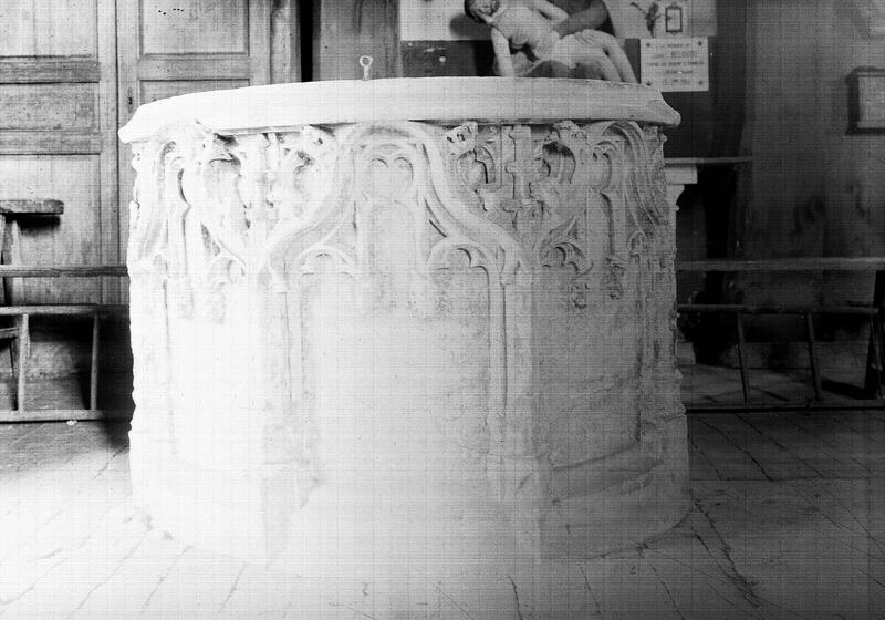 Fonts baptismaux en pierre sculptée