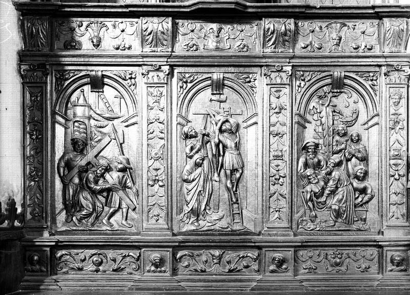 Retable en bois de l'autel latéral nord : scène de la vie du Christ. Jésus portant sa croix, la Descente de croix, la Mise au tombeau.