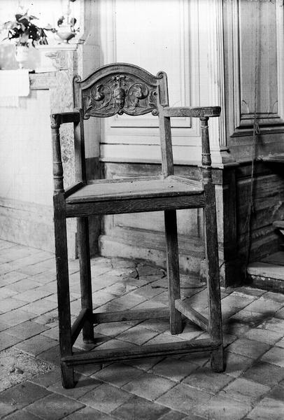 Chaise à bras ou caquetoire en bois sculpté