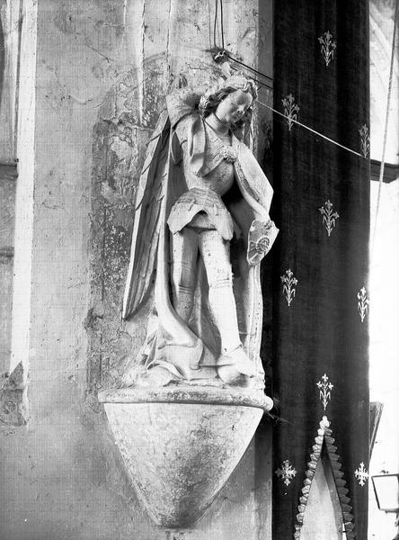 Statue en calcaire : saint Michel