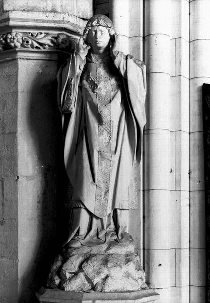 Statue en pierre : saint Denis