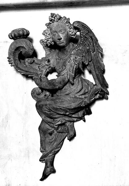 Statue en demi-relief, provenant d'un retable en bois : ange céroféraire